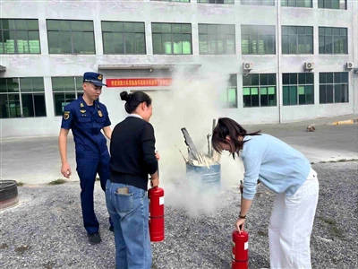 စည်ပင်သာယာမီးသတ်တပ်ဖွဲ့သည် Sanpu Silicone စက်ရုံတွင်လုံခြုံစွာအသုံးပြုခြင်းကိ...